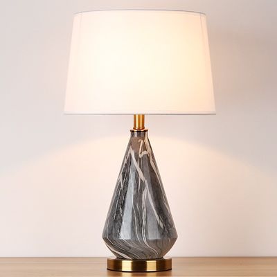 Çalışma Başucu Kumaşı Abajur Beyaz Seramik Masa Lambası Tabanı D35*H63CM E27 85lm/W