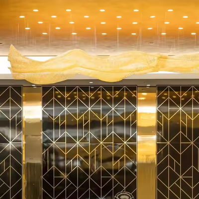 Özel Büyük Ölçekli Proje Modern Lüks Otel Ziyafet Salonu Işık Dekorasyonu Altın LED Kristal Açı Çelişkisi