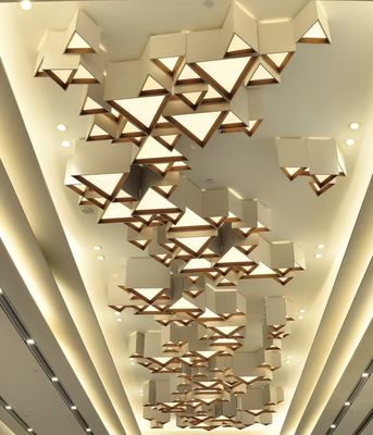 Standart olmayan Özel Otel Mühendisliği Işık Satış Departmanı Banket Salonu Kombine Üçgen Geometri LED Tavan Işığı