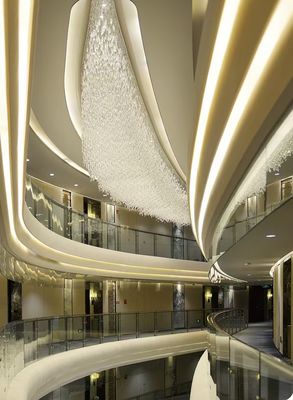 Modern Otel Lobisi Düğün Ziyafet Salonu Özel Sanatsal Özel Kristal Şamdan Otel Mühendisliği Işık Zinciri Kristal LED Tavan Şamdan