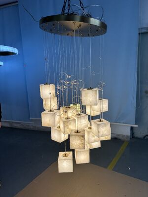 Yaşam Alanı İçin Ayarlanabilir Yüksekliğe Sahip, Kişiye Özel Modern Lüks Kare LED Pirinç Avize ve Büyük Oniks Sarkıt